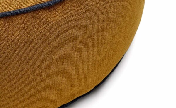 Puff Viera, puff em mostarda com detalhe em azul, design colorido para decoração de interiores.