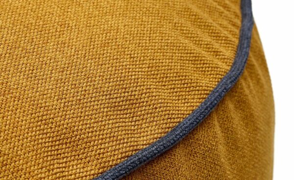 Puff Viera, puff em mostarda com detalhe em azul, design colorido para decoração de interiores.