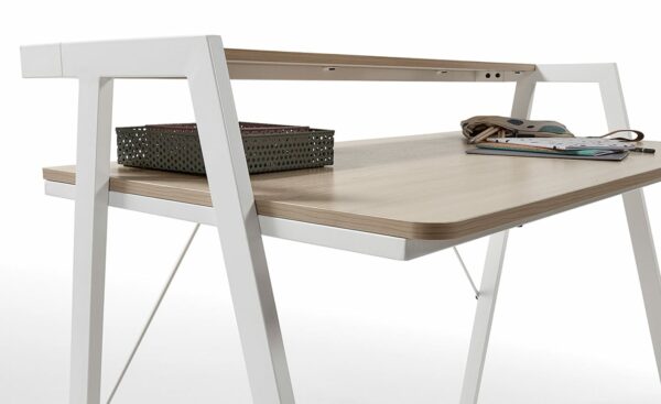 Secretária Aarhus 115cm, mesa de escritório com tampo de efeito de madeira e estrutura de aço branca, 110x60cm.