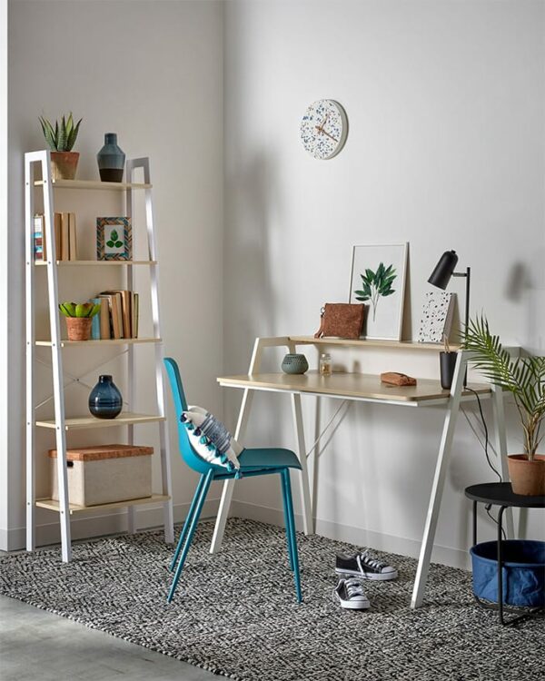 Secretária Aarhus 115cm, mesa de escritório com tampo de efeito de madeira e estrutura de aço branca, 110x60cm.