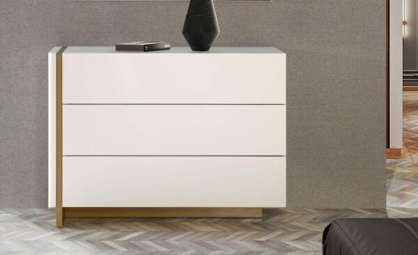 Cómoda Novara - Moderna com Pormenores Lacados em Dourado Cómoda Novara - Estrutura Moderna em MDF com Detalhes Lacados em Dourado