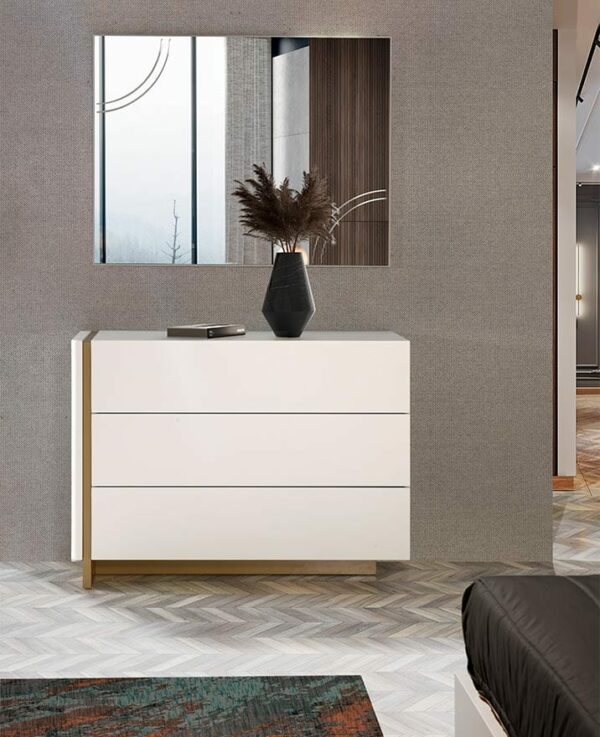 Cómoda Novara - Estrutura Moderna em MDF com Detalhes Lacados em Dourado