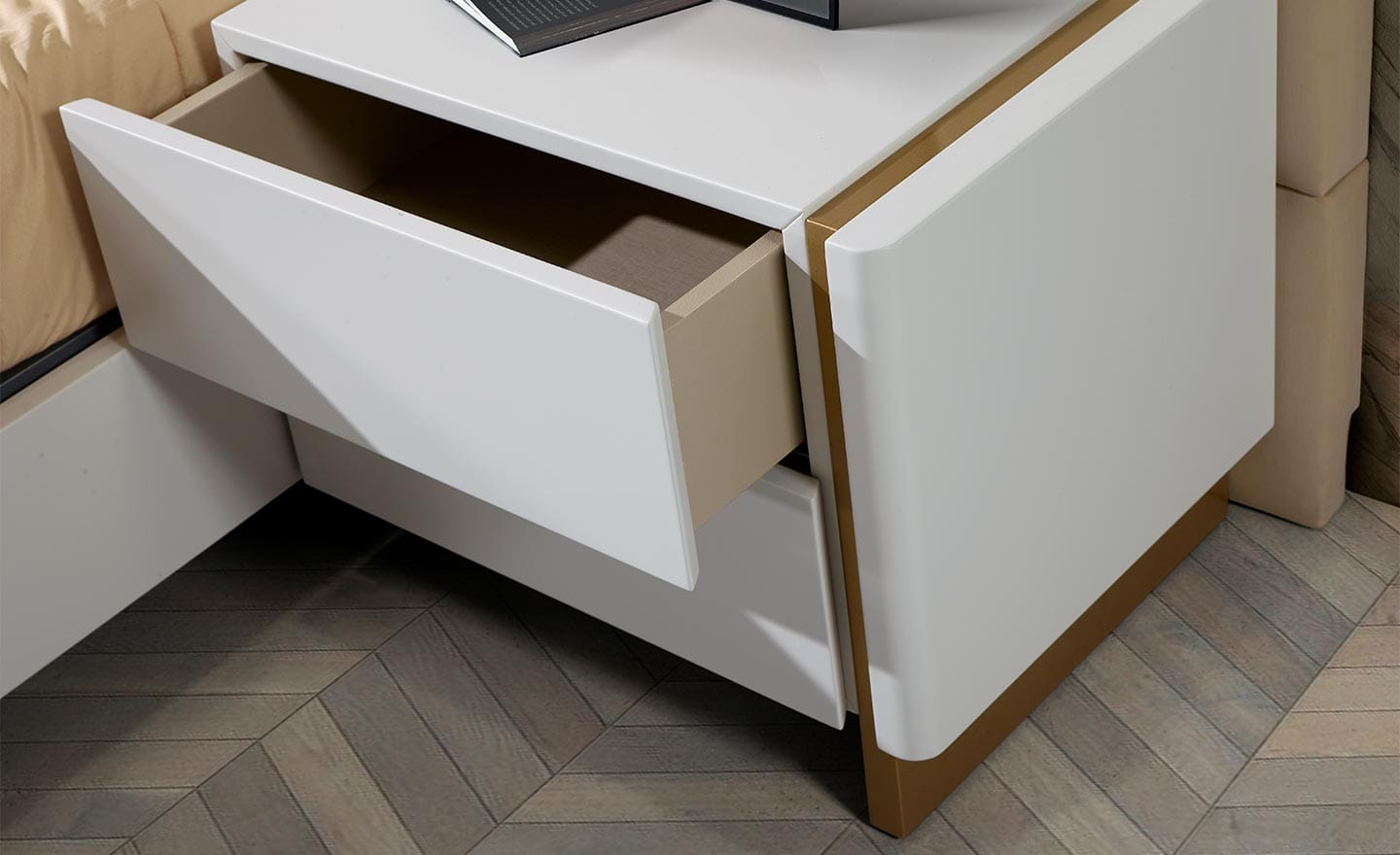 Mesa de Cabeceira Novara - Móvel de Design Moderno em MDF com Detalhes Lacados a Dourado