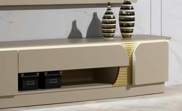 Móvel de TV Elitis em MDF com iluminação LED, detalhes lacados a dourado | Moveistore