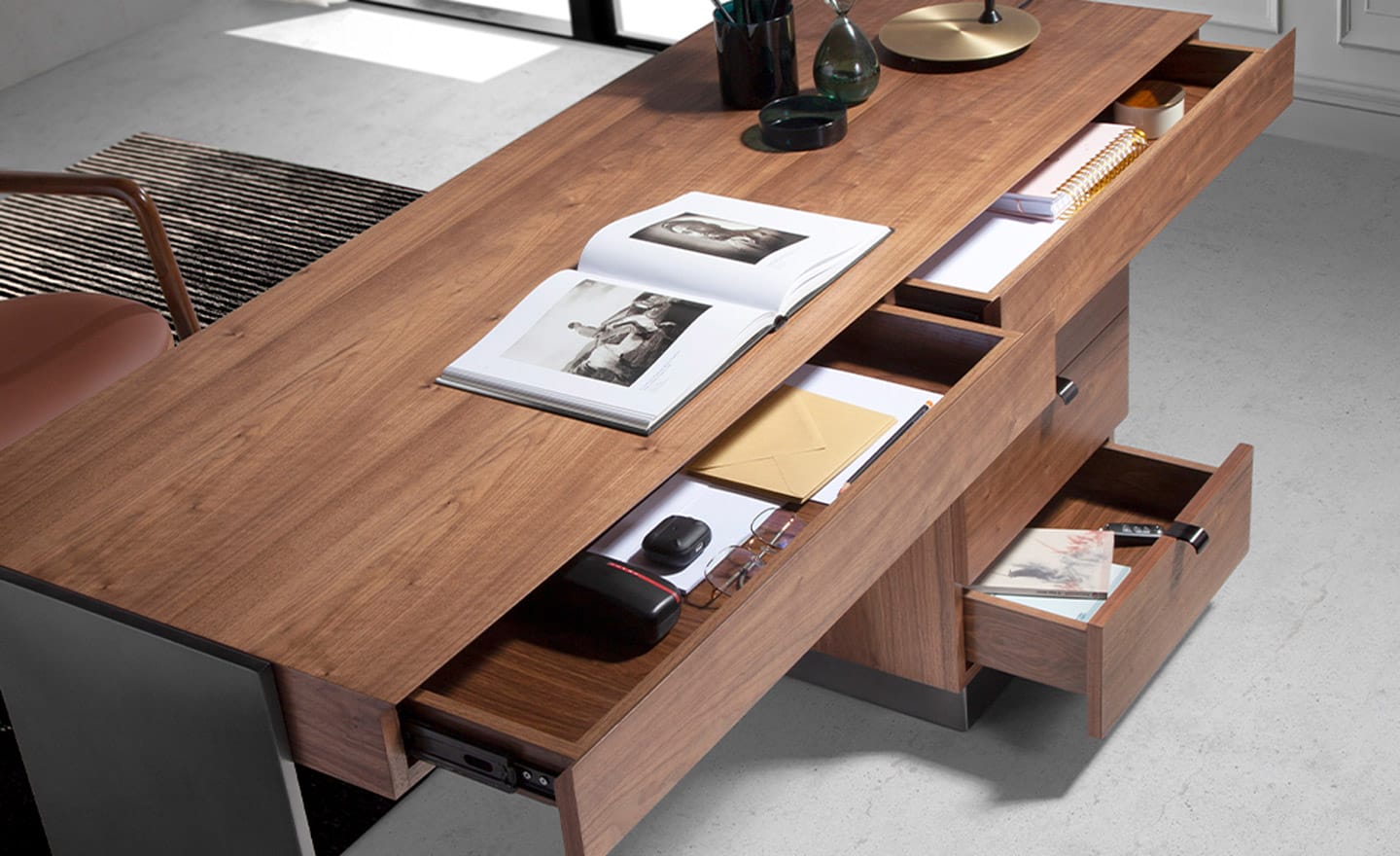 Secretária Phantom 3237 – Design Moderno em Nogueira e Aço | Moveistore