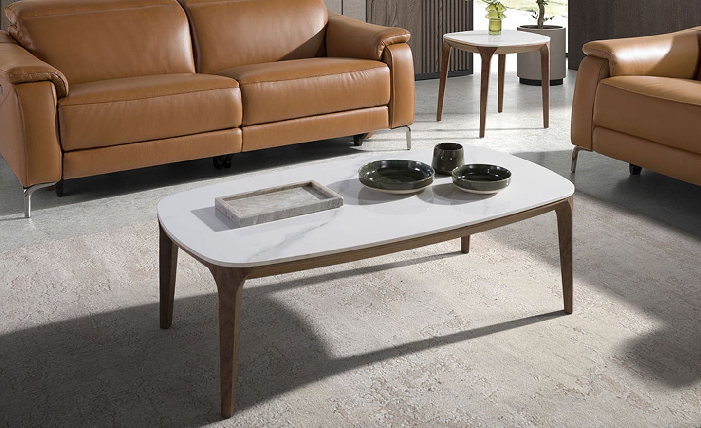 Mesa de centro oval 2132 com tampo em mármore porcelânico e pernas em madeira de nogueira | Moveistore