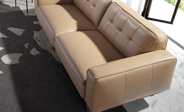 Sofá de 3 lugares em pele capitonê 6120 com estrutura em madeira de nogueira e design moderno | Moveistore