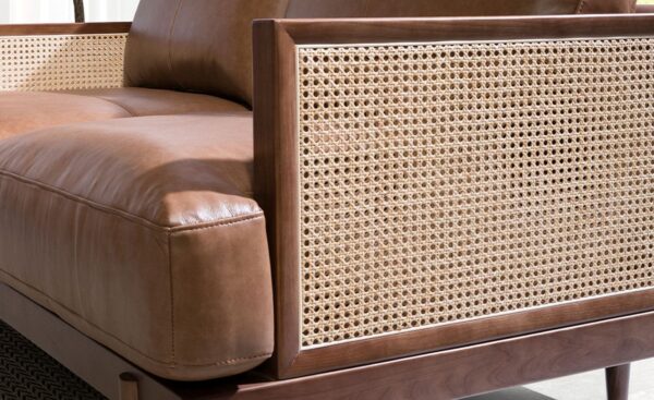 Sofá de 2 lugares em pele castanha Freddie 6176 com design moderno e elegante | Moveistore
