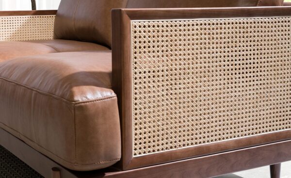 Sofá de 3 lugares em pele castanha Freddie 6177 com design moderno e elegante | Moveistore