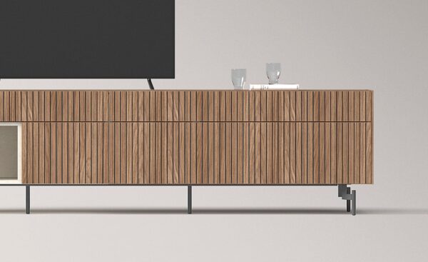Móvel de TV New Royal 206 com acabamento ripado, nicho decorativo e design contemporâneo e funcional | Moveistore