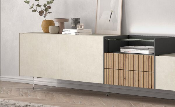 Móvel de TV New Royal 217 com acabamento em madeira, pés transparentes e design moderno e prático | Moveistore