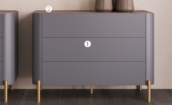 Cómoda Pietra 15 com três gavetas, tampo em madeira e pés metálicos cilíndricos dourados | Moveistore