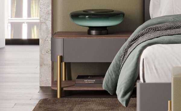 Mesa de Cabeceira Pietra 15 com estrutura arredondada, pés dourados e combinação elegante de madeira e lacado | Moveistore