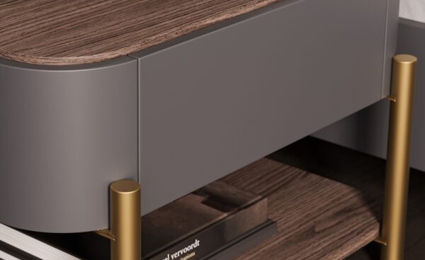 Mesa de Cabeceira Pietra 15 com estrutura arredondada, pés dourados e combinação elegante de madeira e lacado | Moveistore