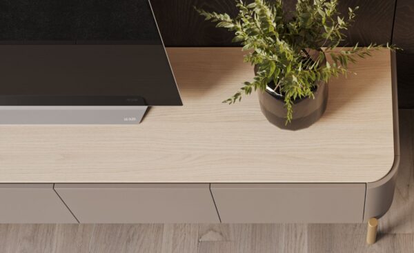Móvel de TV Pietra 06 com tampo espaçoso, pés dourados e acabamento contemporâneo | Moveistore