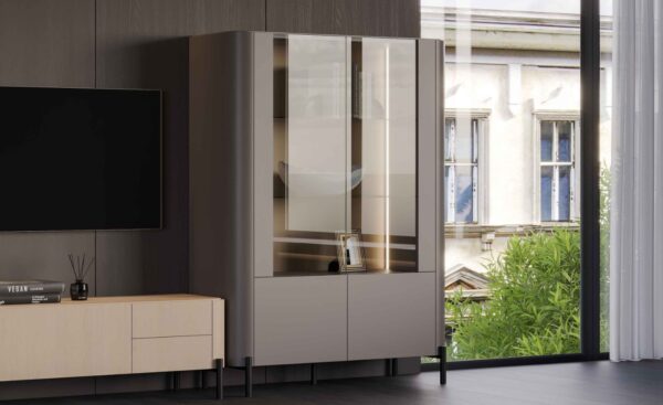 Vitrine Alta Pietra 04 com estrutura moderna, portas em vidro e prateleiras ajustáveis | Moveistore
