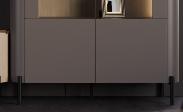 Vitrine Alta Pietra 04 com estrutura moderna, portas em vidro e prateleiras ajustáveis | Moveistore