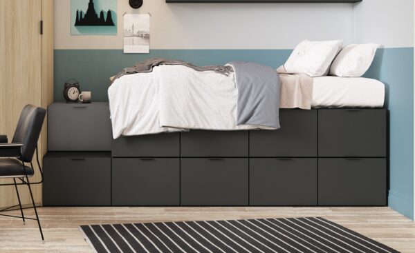 Quarto Juvenil Sonrie 65 com cama de arrumação elevada, secretária e roupeiro de canto moderno | Moveistore