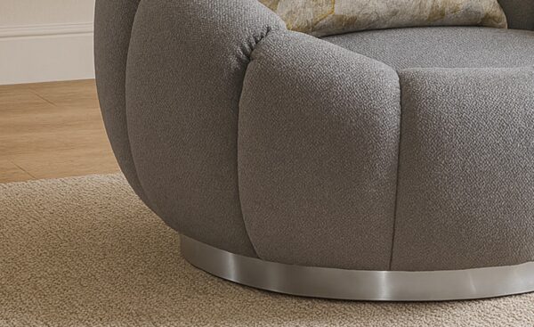 Cadeirão Bloom com design moderno e base metálica