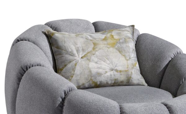 Cadeirão Bloom com design moderno e base metálica