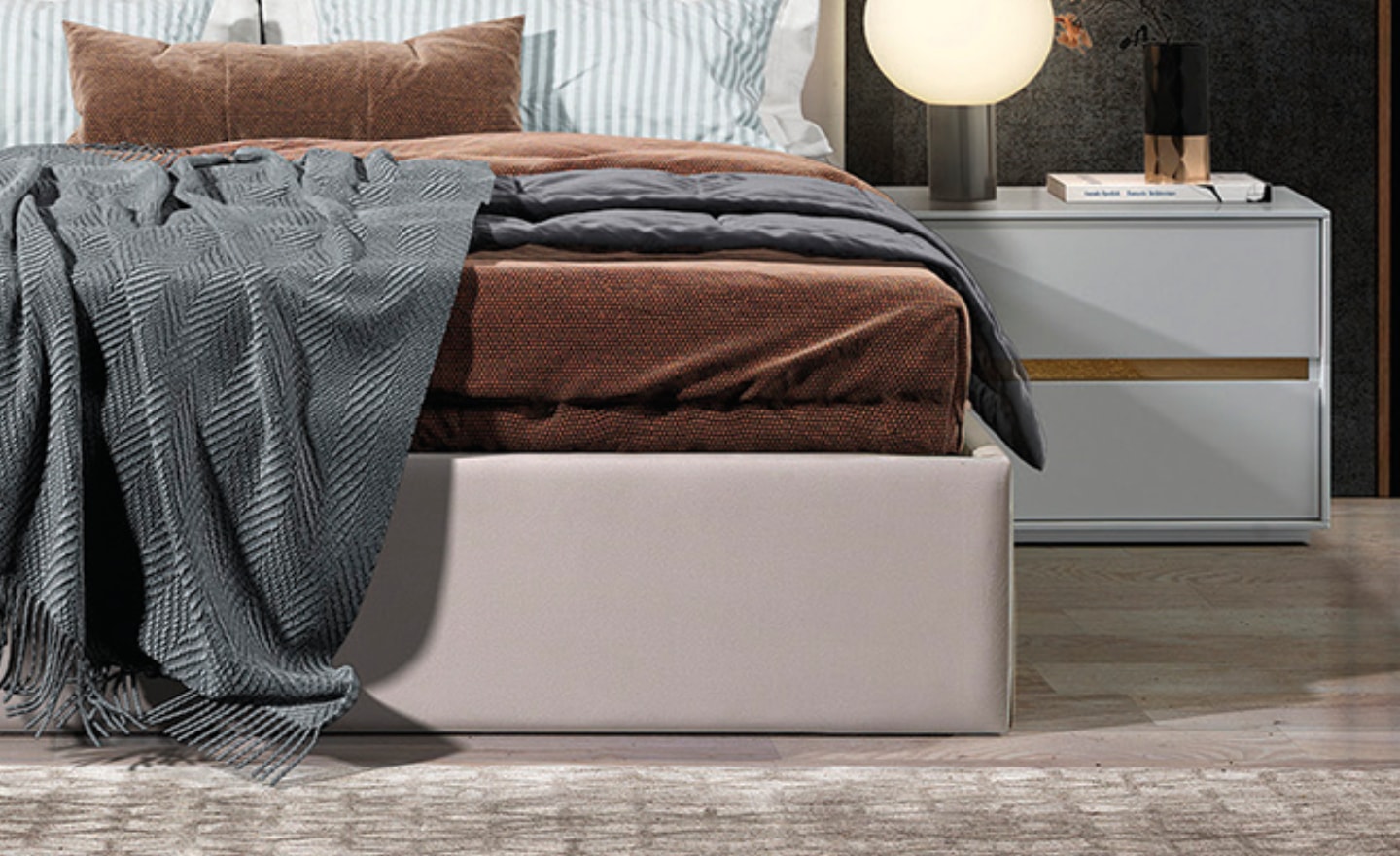 Cama de Casal Aurelia com cabeceira estofada e detalhes metálicos