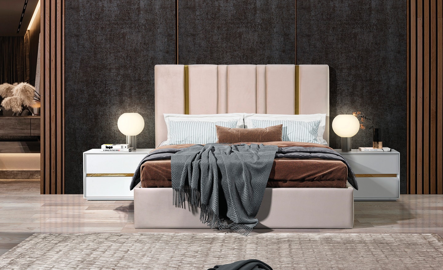 Cama de Casal Aurelia com cabeceira estofada e detalhes metálicos