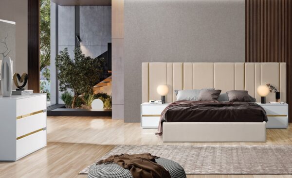 Cama de Casal Brisa com cabeceira estofada de linhas verticais e detalhes metálicos | Moveistore