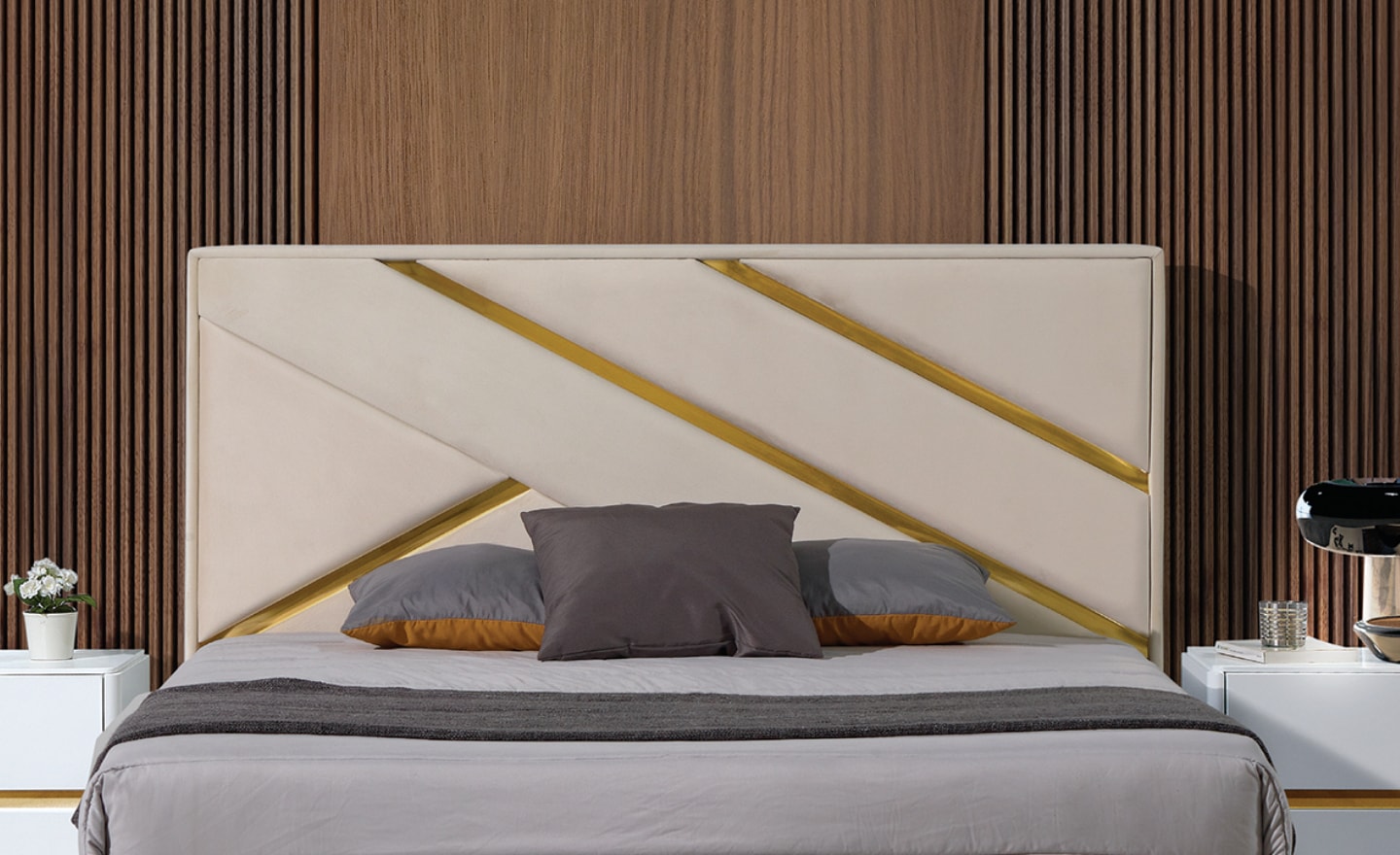 Cama de Casal Dune com cabeceira estofada e detalhes metálicos