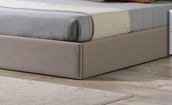 Cama de Casal Cadence com cabeceira estofada em linhas diagonais