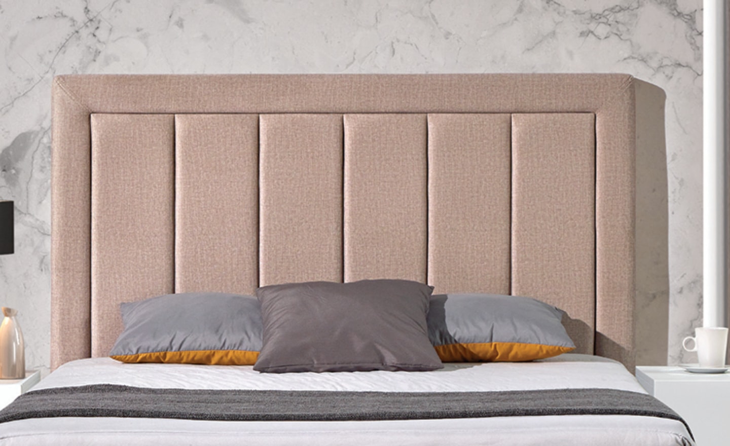 Cama de Casal Sonate com cabeceira estofada em linhas verticais