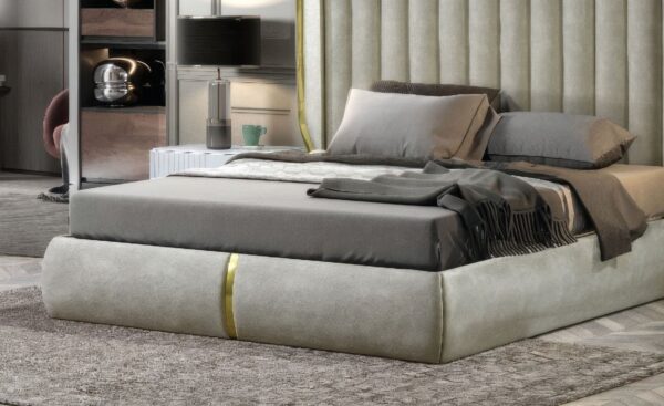 Cama de Casal Majestic Aura com cabeceira alta estofada e detalhes dourados | Moveistore