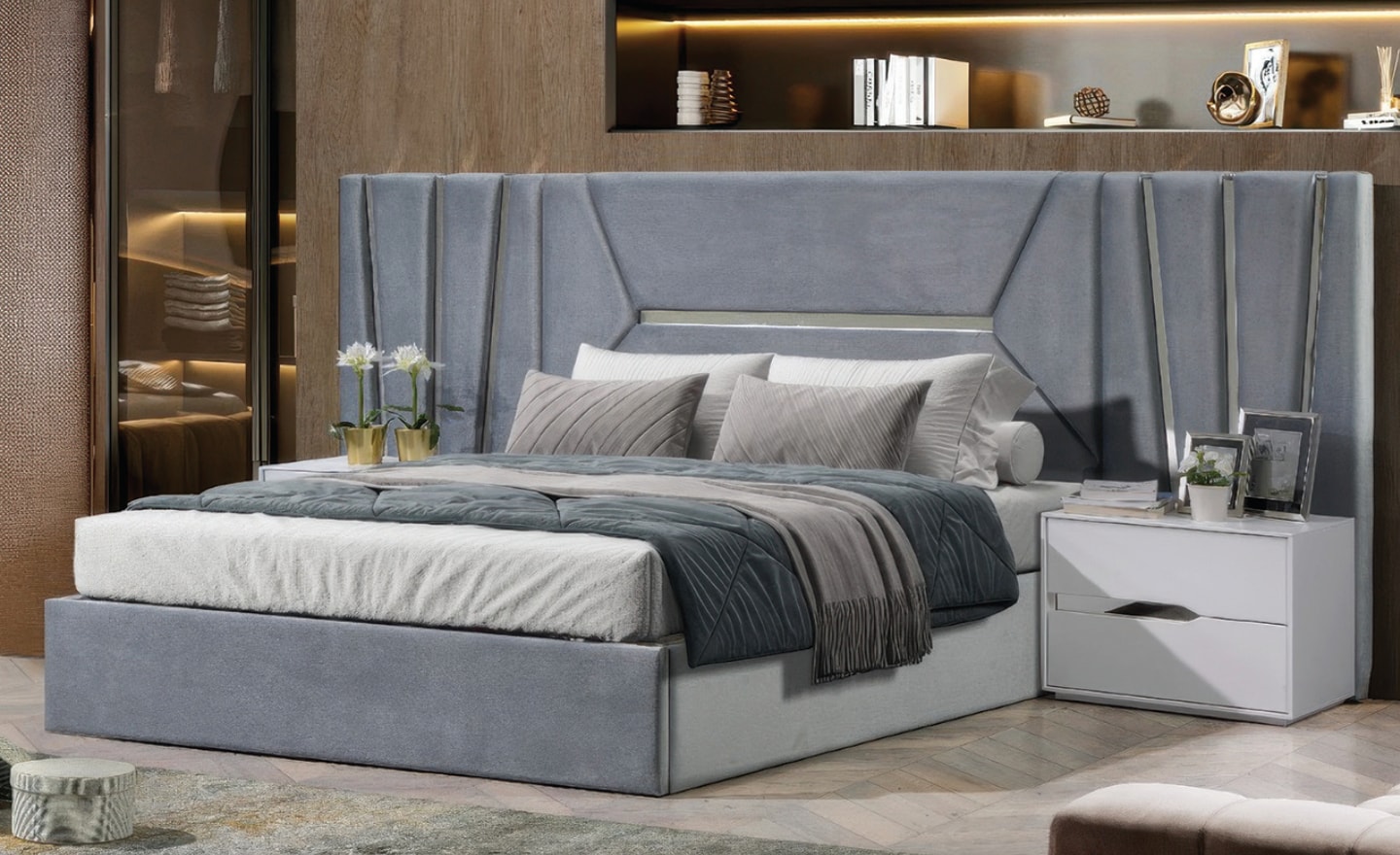 Cama de Casal Orsay com cabeceira estofada e detalhes metálicos