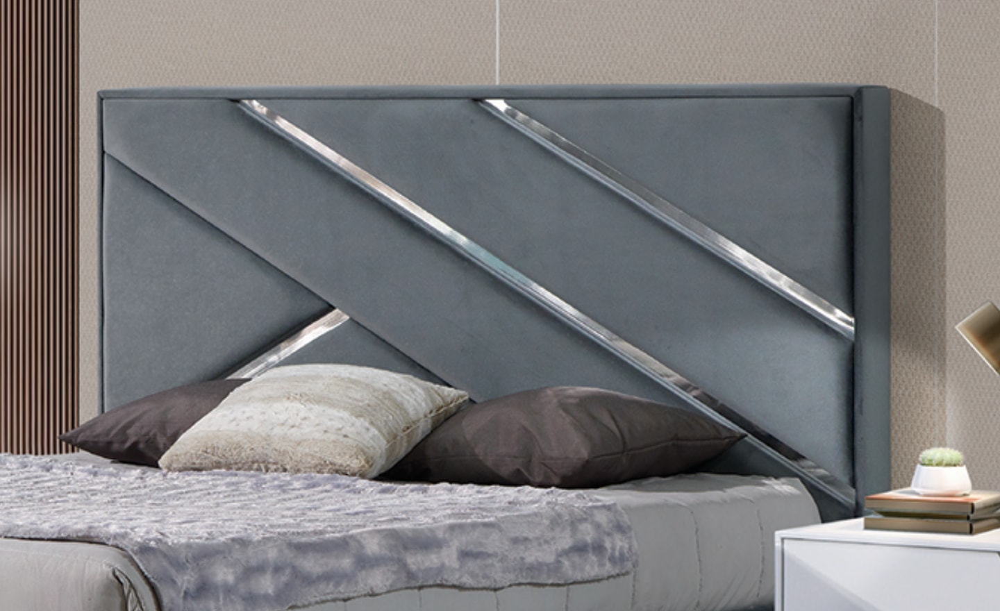 Cama de Casal Reflex com cabeceira estofada e detalhes espelhados