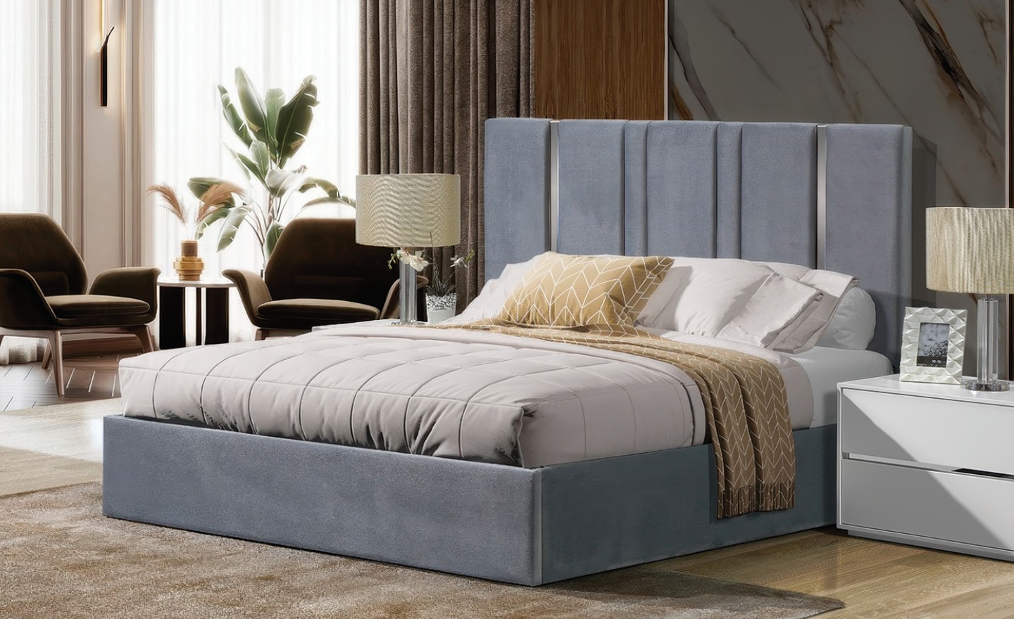 Cama de Casal Venezia com cabeceira estofada e detalhes metálicos