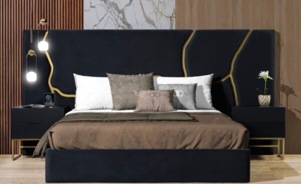 Cama Versailles – Cabeceira Artística e Estrutura Robusta Cama de Casal Versailles com cabeceira estofada e detalhes metálicos