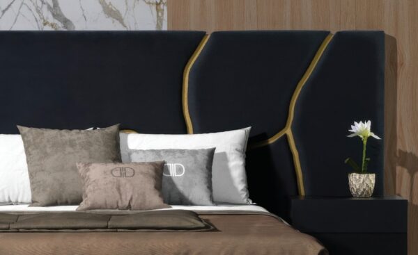 Cama de Casal Versailles com cabeceira estofada e detalhes metálicos