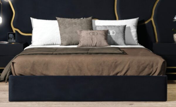 Cama de Casal Versailles com cabeceira estofada e detalhes metálicos