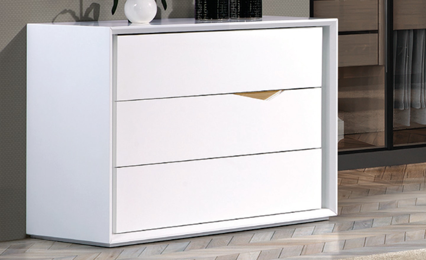 Cómoda Arco Dourado com 3 gavetas e detalhes metálicos embutidos