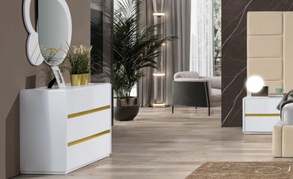 Cómoda Atlas com três gavetas, frisos geométricos e acabamento metálico