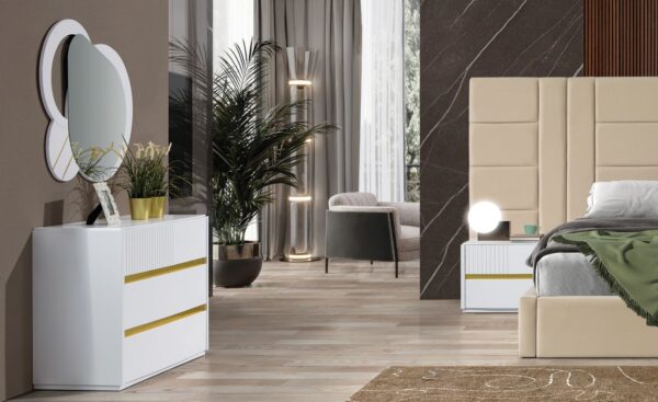 Cómoda Atlas com três gavetas, frisos geométricos e acabamento metálico