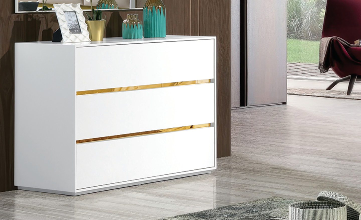 Cómoda Brisa com acabamento lacado e detalhes metálicos elegantes | Moveistore