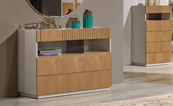 Cómoda Linea Wood com três gavetas e detalhe ripado em tons de madeira