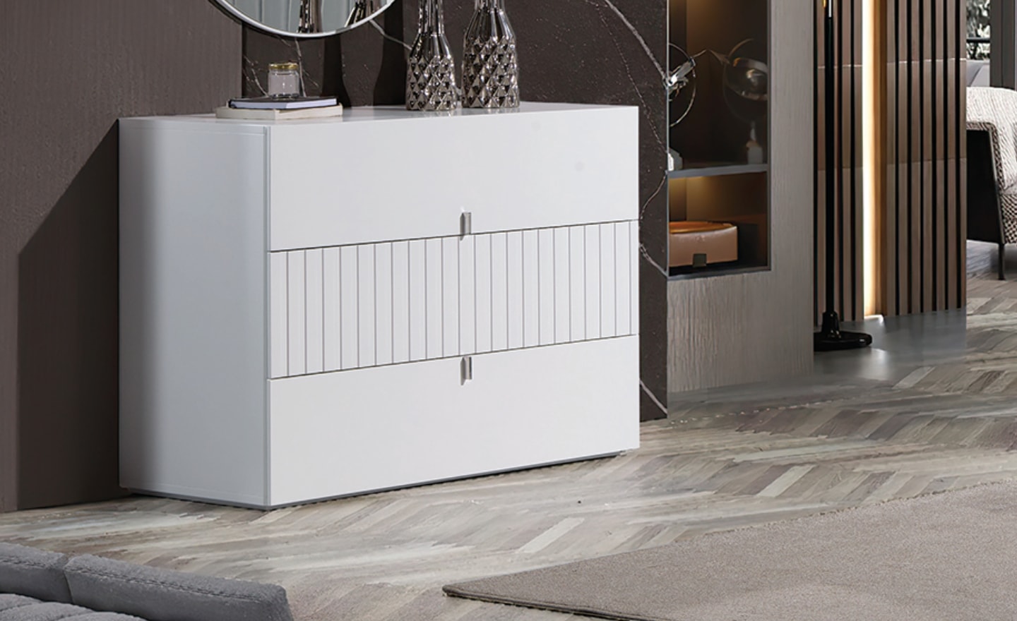 Cómoda Miraggio com frisos verticais e acabamento lacado