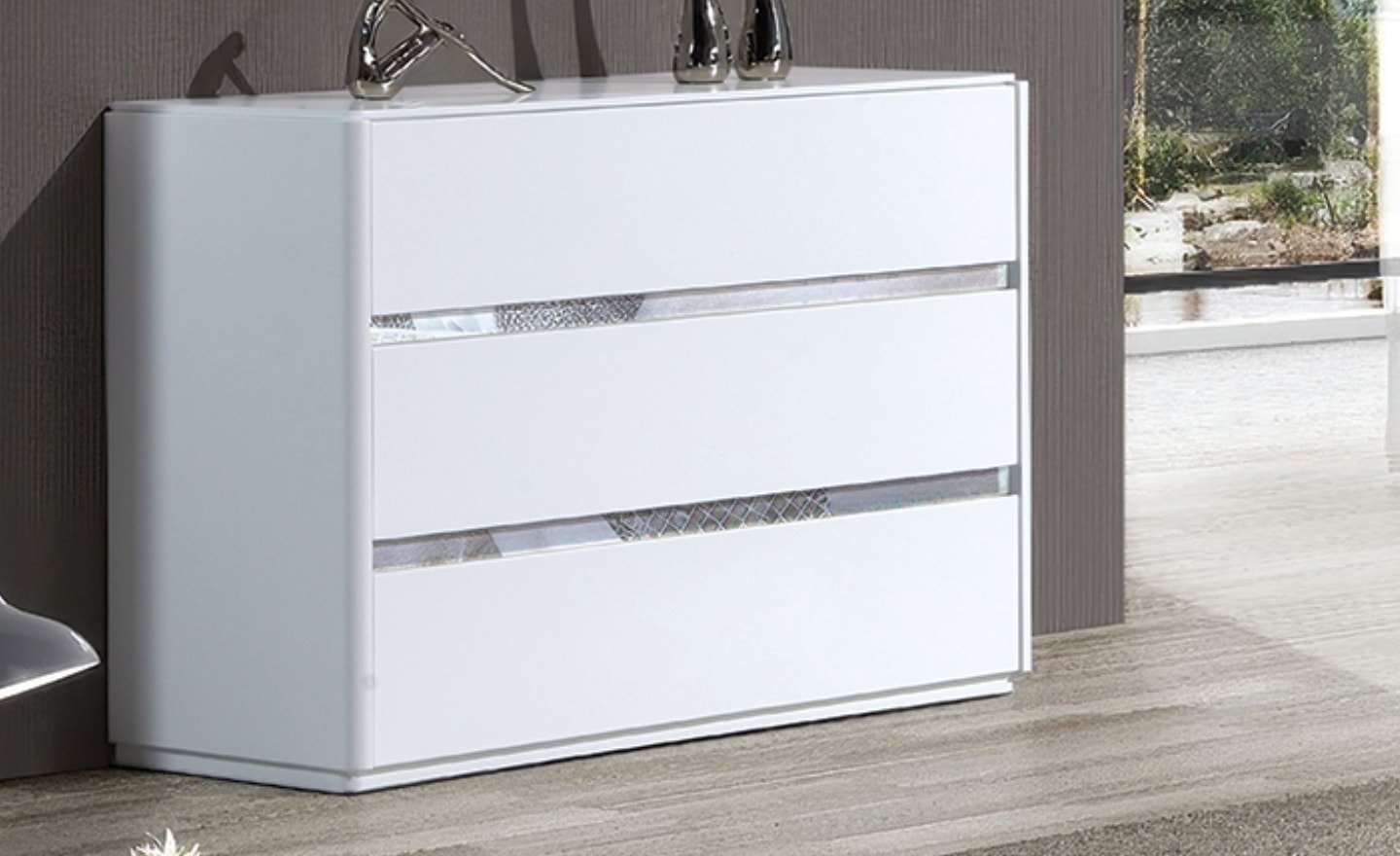 Cómoda Prisma com três gavetas e detalhes metálicos, design moderno e elegante | Moveistore