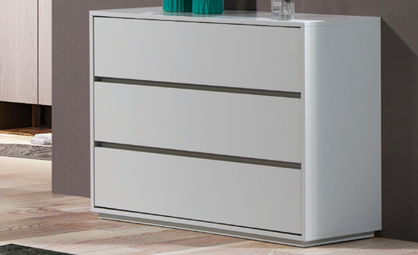 Cómoda Trivento com três gavetas e design minimalista