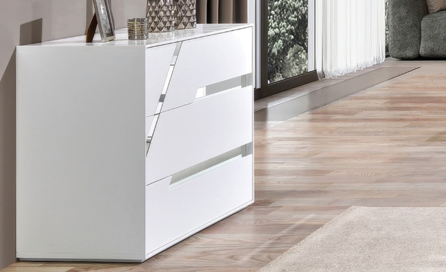 Cómoda Vértice com frentes diagonais e acabamento moderno