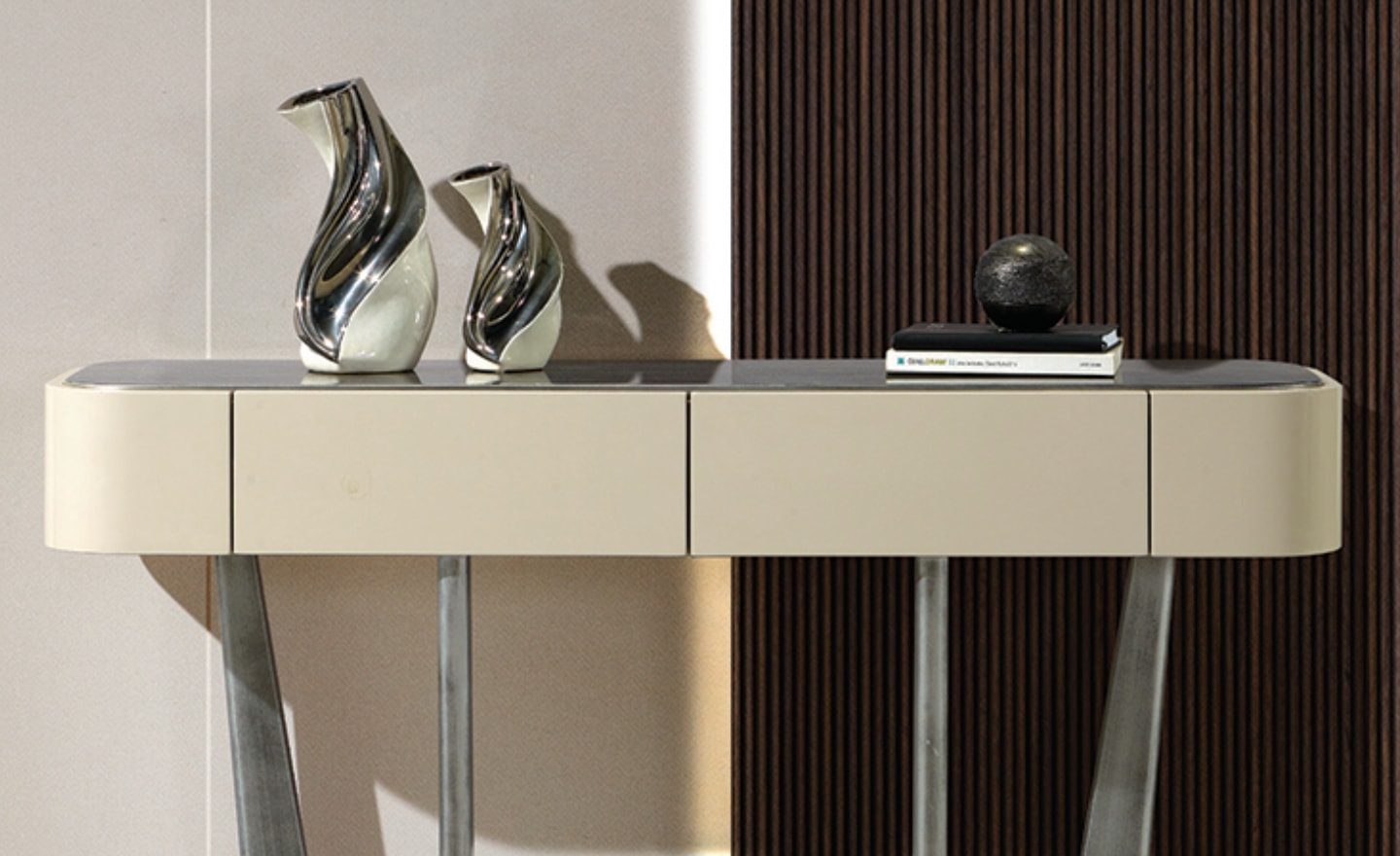Consola Artek com pés metálicos escovados e corpo lacado