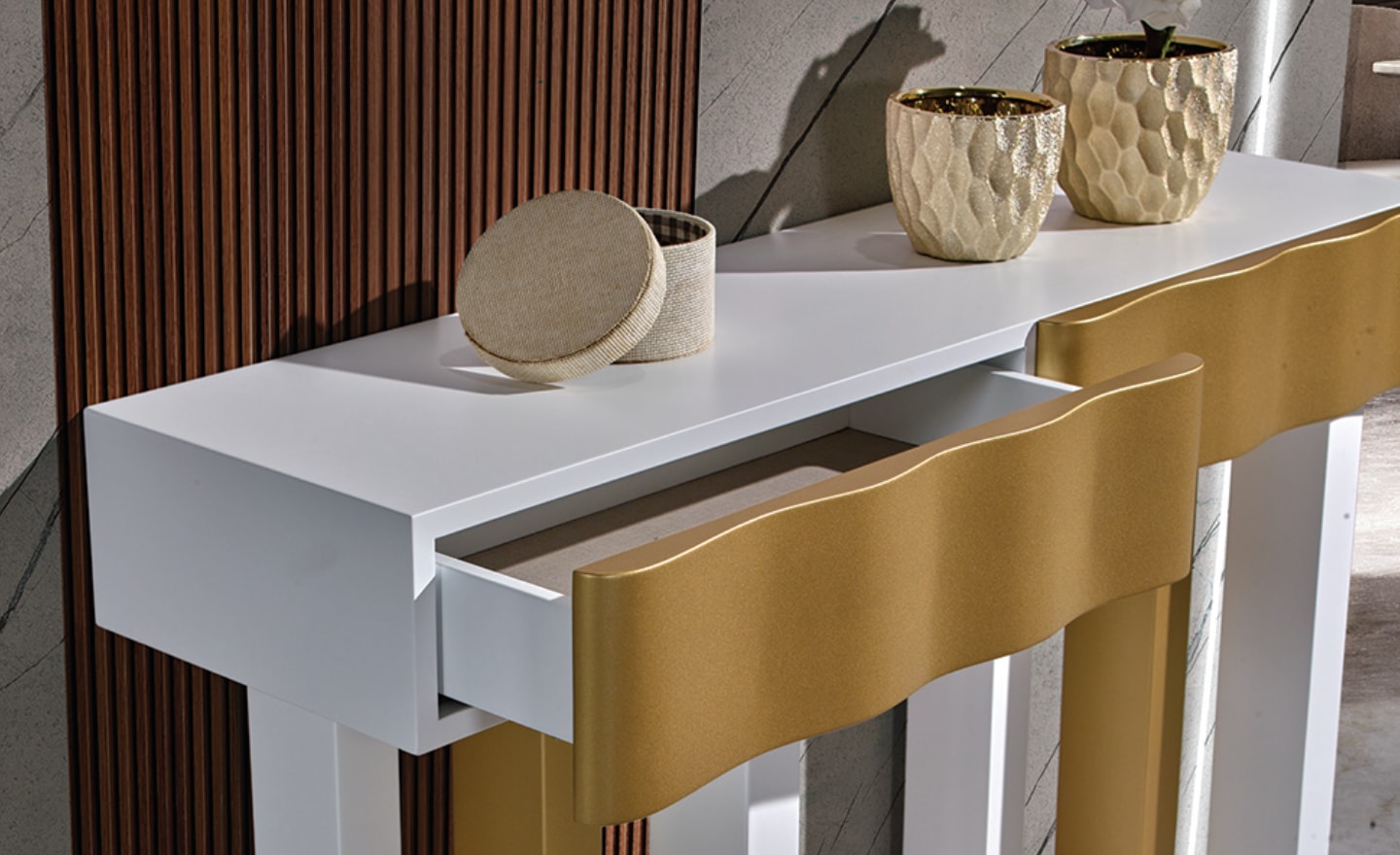 Consola Cadence com design geométrico e gavetas discretas