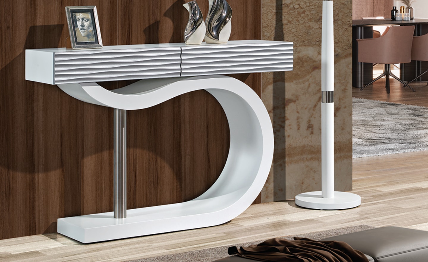 Consola Equilibrium Duo com estrutura curva e detalhe metálico