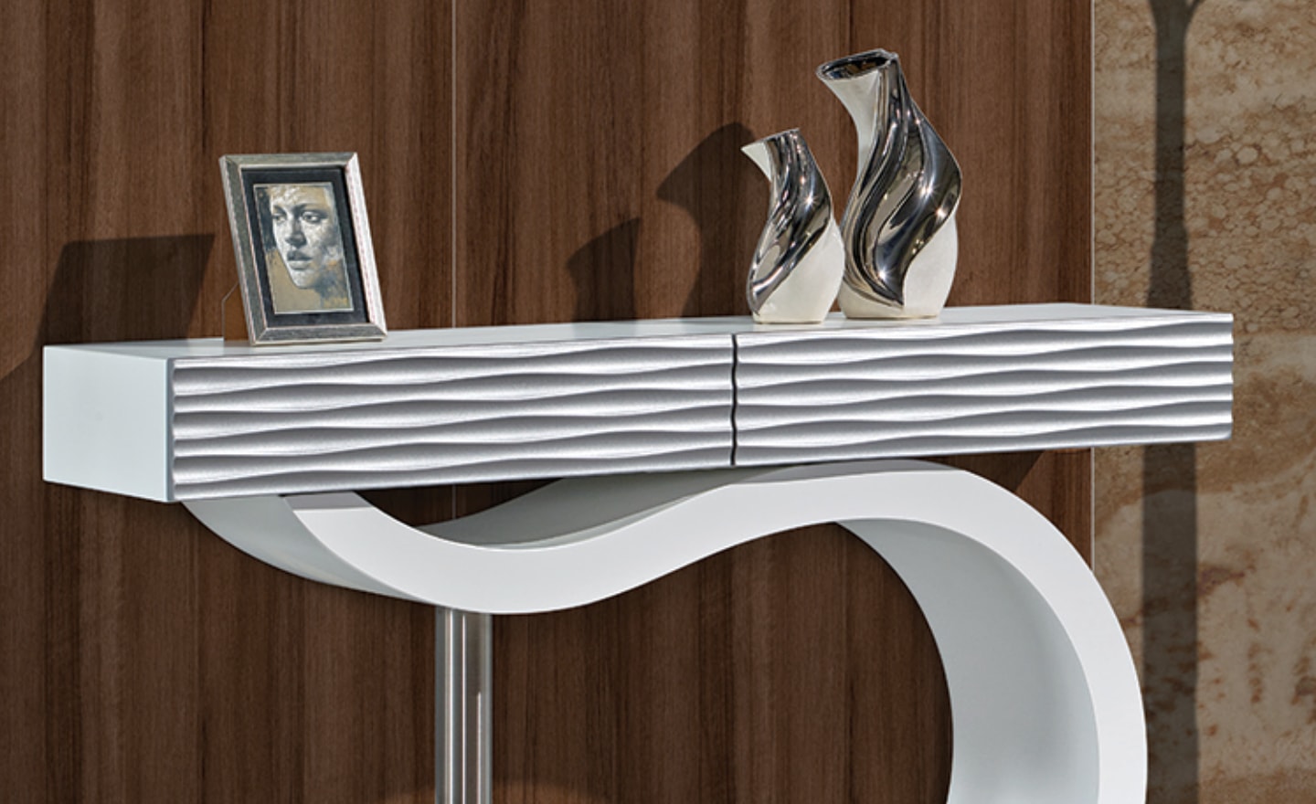 Consola Equilibrium Duo com estrutura curva e detalhe metálico